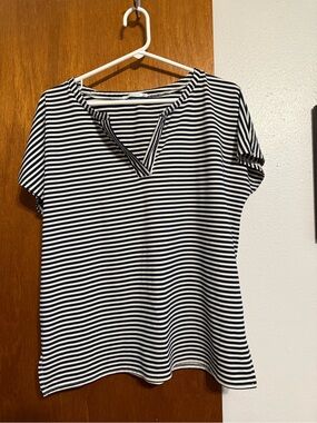 Striped Short-Sleeve V-Notch Tee - Navy & White